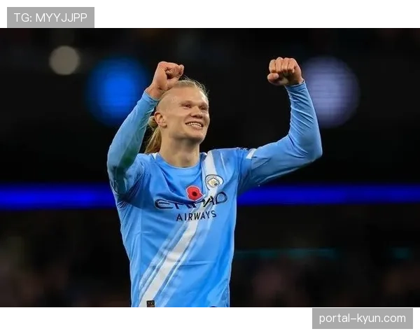 球员个人生活观察:哈兰德假期巴黎游玩,展现足球运动员赛场外生活一面