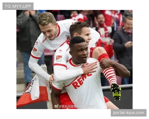 特写:19岁小将韦伯攻入德甲处子球,科隆全队上前拥抱庆祝。